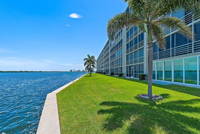 3 of 52 - 36 Yacht Club Drive #402, North Palm Beach, FL