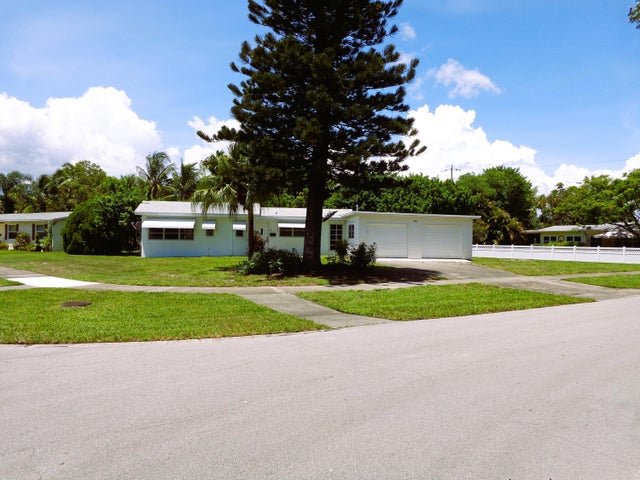 1 of 16 - 800 Alamanda Drive, North Palm Beach, FL