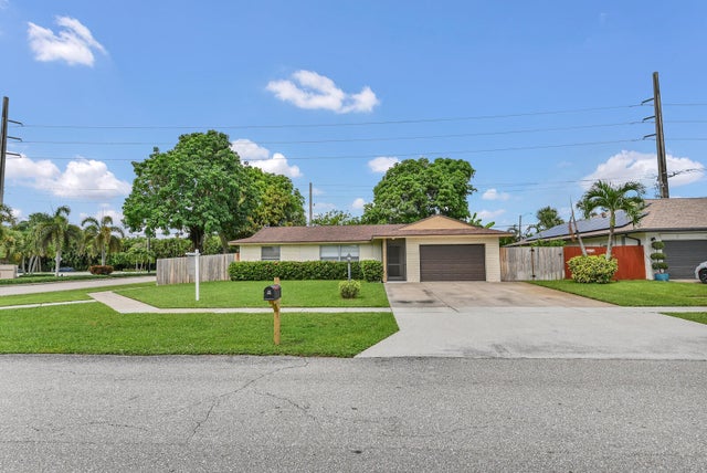 1 of 35 - 5001 Woodstone Circle, Lake Worth, FL