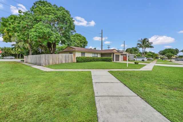 2 of 35 - 5001 Woodstone Circle, Lake Worth, FL