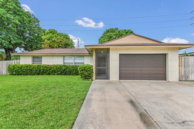 3 of 35 - 5001 Woodstone Circle, Lake Worth, FL