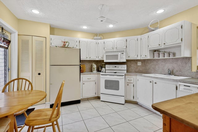 3 of 20 - 6 Greenway Village N #210, Royal Palm Beach, FL