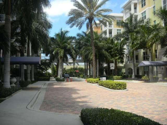 2 of 33 - 802 W Windward Way #211, Lantana, FL