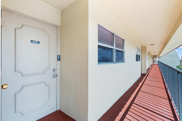 4 of 30 - 3590 Via Poinciana #607, Lake Worth, FL