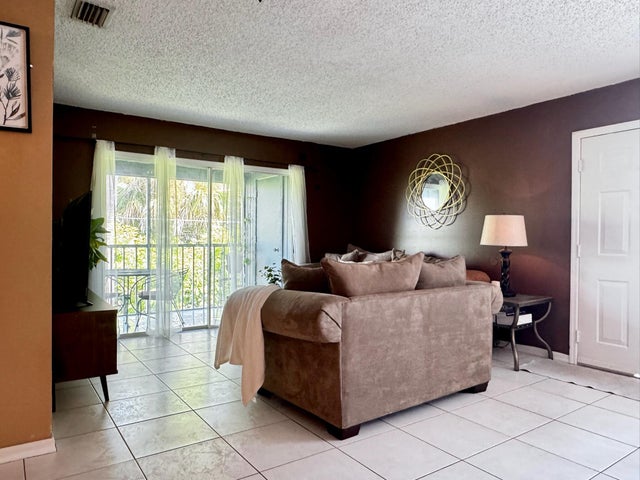 4 of 24 - 239 Se Village Drive #239, Port Saint Lucie, FL