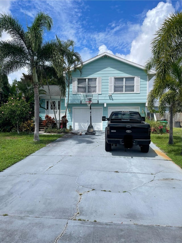 1 of 1 - 2450 Se Alden Street, Port Saint Lucie, FL