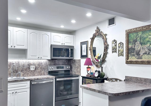 4 of 16 - 208 Wellington E, West Palm Beach, FL