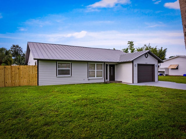 2 of 33 - 1627 Se Monroe Street, Stuart, FL