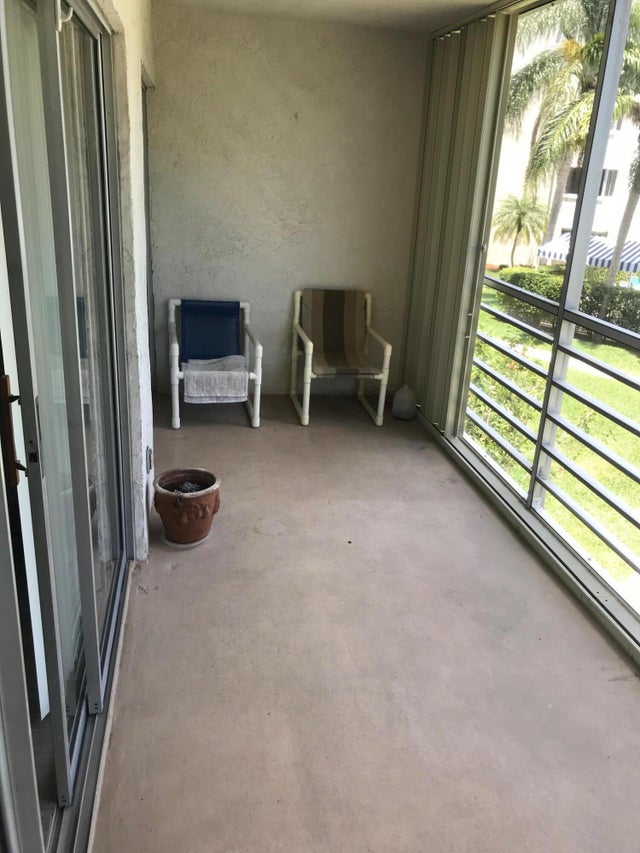 5 of 8 - 3186 Via Poinciana #211, Lake Worth, FL