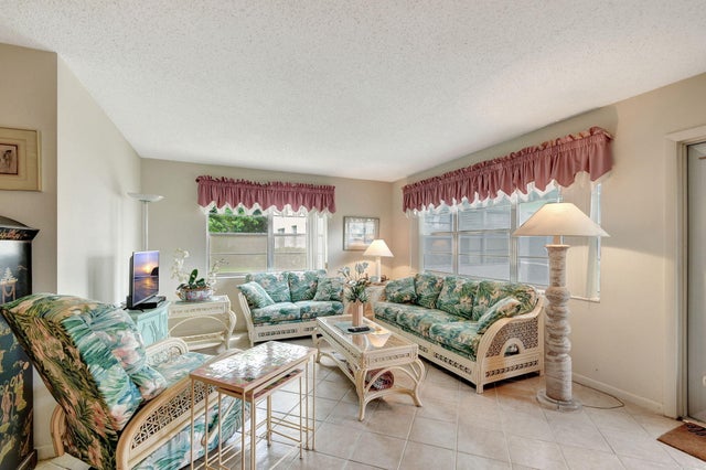 4 of 34 - 110 Kingswood F, West Palm Beach, FL