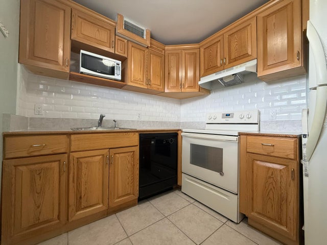 2 of 27 - 337 Saxony H, Delray Beach, FL