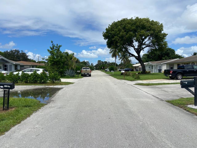 3 of 5 - 6733 Massachusetts Drive, Lake Worth, FL