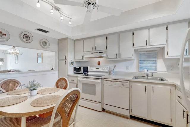 2 of 36 - 3154 Via Poinciana #211, Lake Worth, FL