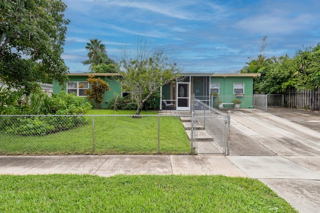 3 of 19 - 1014 W Broward Street, Lantana, FL