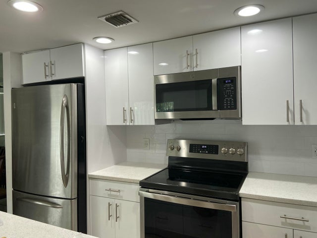 5 of 32 - 1829 Fairview Villa Drive #2, West Palm Beach, FL