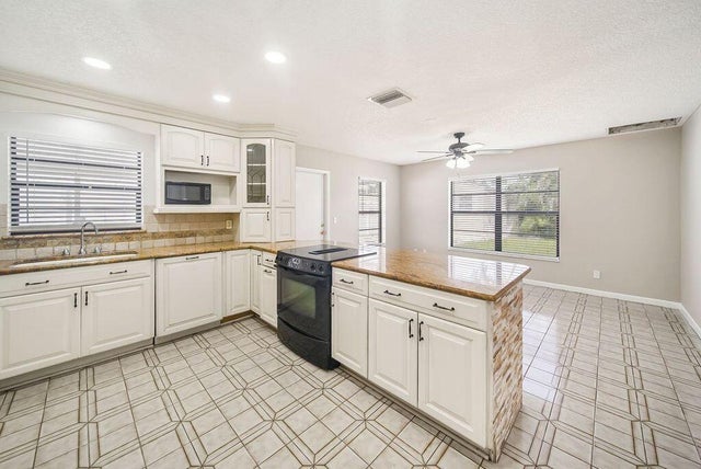 3 of 33 - 3518 10th Avenue N, Palm Springs, FL