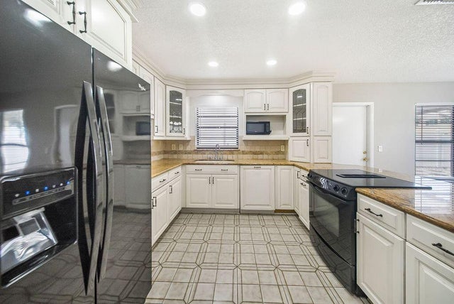 4 of 33 - 3518 10th Avenue N, Palm Springs, FL