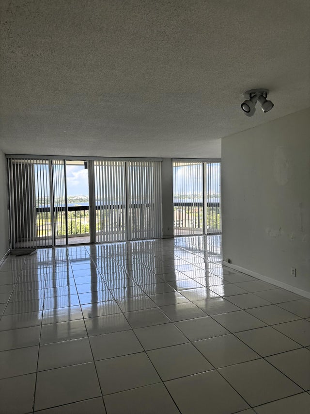 4 of 31 - 2425 Presidential Way #1703, West Palm Beach, FL