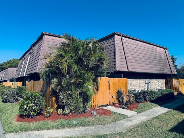 7674 Courtyard Run Run W, Boca Raton