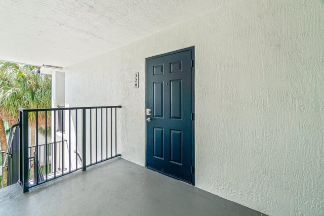 4 of 39 - 320 Villa Circle, Boynton Beach, FL