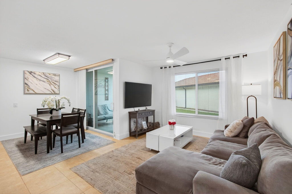 1202 Villa Cir, Boynton Beach