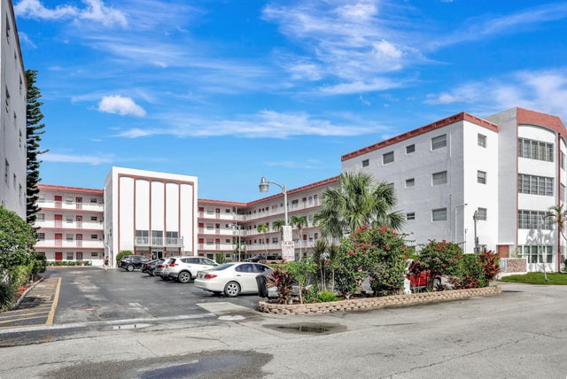 1 of 37 - 4000 Nw 44th Avenue #113, Lauderdale Lakes, FL