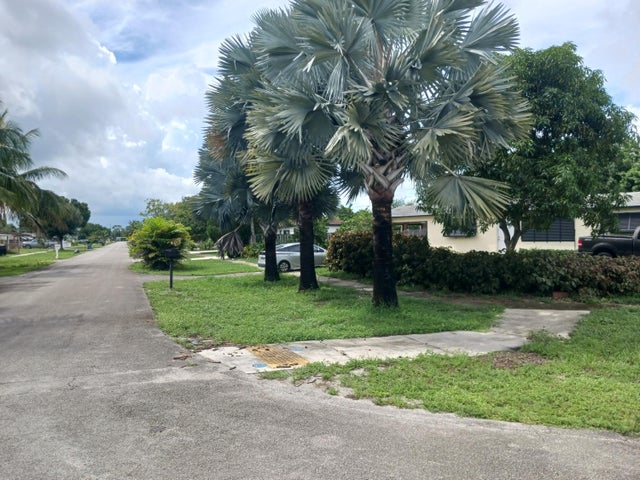 4 of 19 - 1527 Live Oak Drive, West Palm Beach, FL
