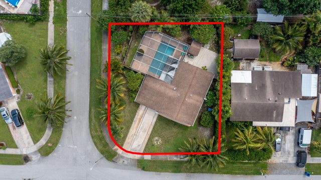 2 of 28 - 1002 W Broome Street, Lantana, FL