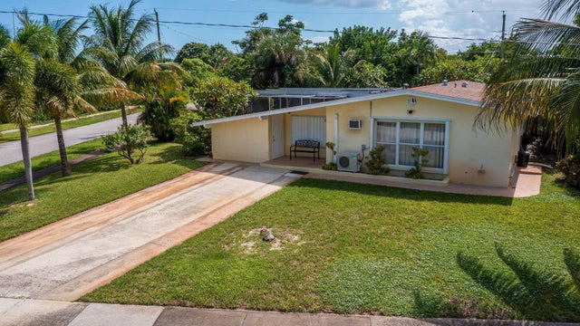 3 of 28 - 1002 W Broome Street, Lantana, FL