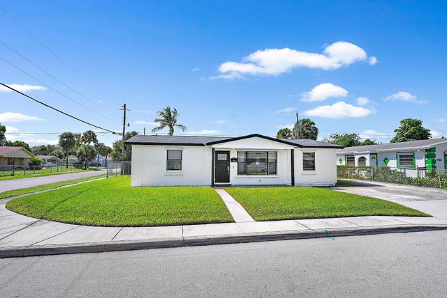4 of 22 - 1301 W 26th Street, Riviera Beach, FL