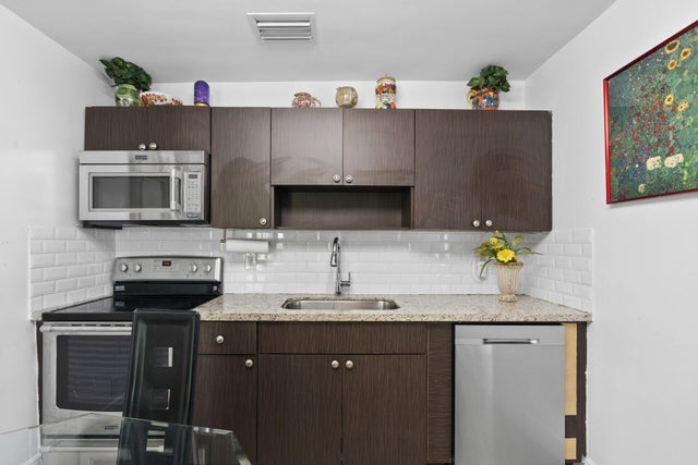 4 of 11 - 601 Sw 5th Court, Hallandale Beach, FL