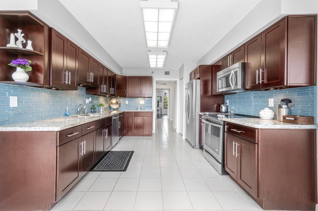 5 of 28 - 7572 Regency Lake Drive #401, Boca Raton, FL