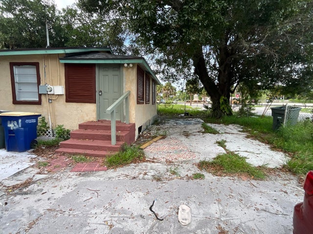 1 of 10 - 435 N 15th Street, Fort Pierce, FL
