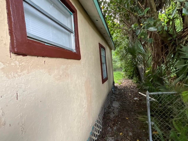 3 of 10 - 435 N 15th Street, Fort Pierce, FL