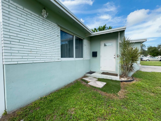 2 of 32 - 1602 N 23 Avenue, Hollywood, FL