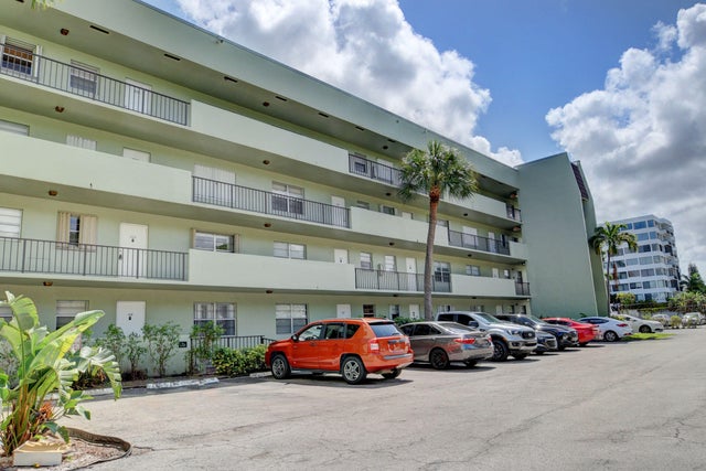 2 of 28 - 1638 Embassy Drive #208, West Palm Beach, FL