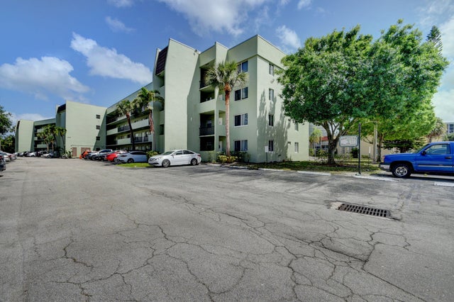 3 of 28 - 1638 Embassy Drive #208, West Palm Beach, FL
