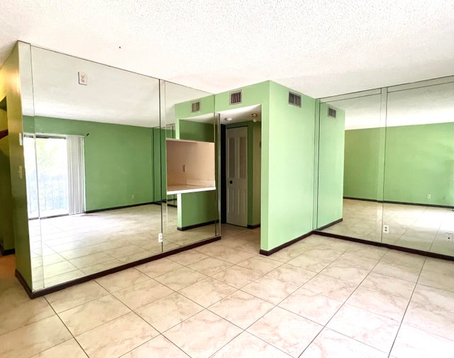 5 of 10 - 2000 N Congress Avenue #206, West Palm Beach, FL