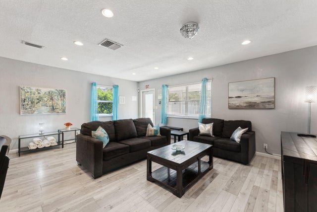 3 of 35 - 1631 N Andrews Square, Fort Lauderdale, FL