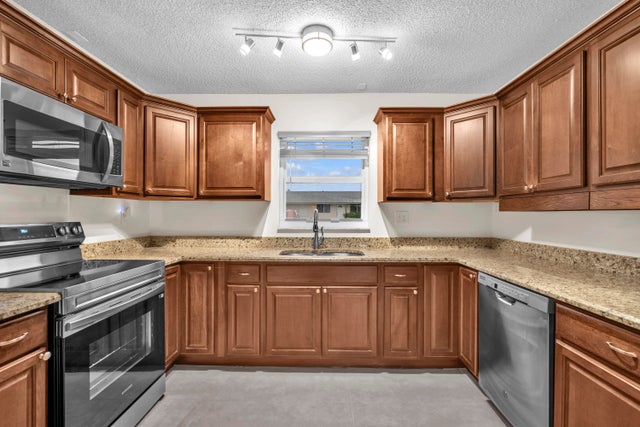 2 of 25 - 3298 Plaza Place, Lake Worth, FL