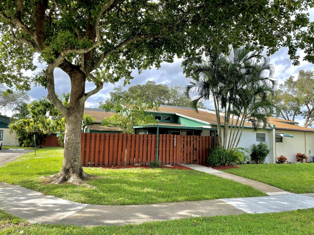 1020 Manor Dr #1-c, Palm Springs