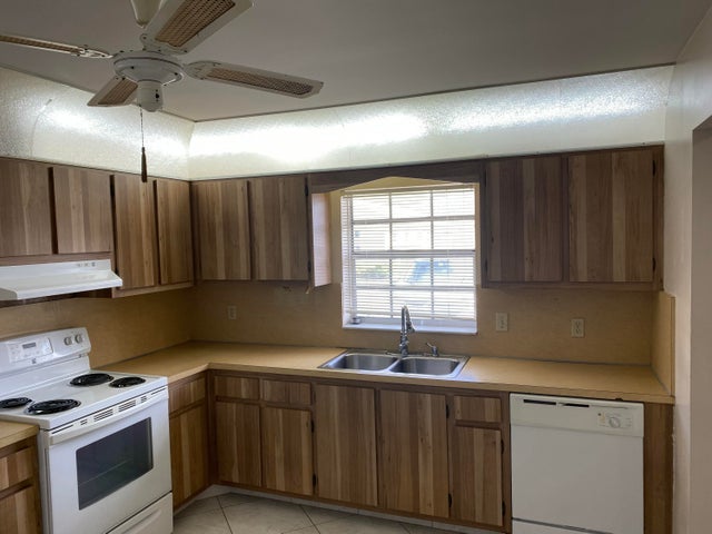 3 of 40 - 442 Franconia Circle, Lake Worth, FL