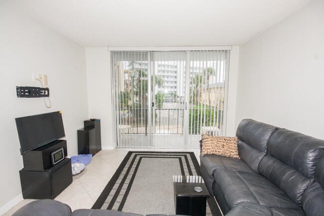 3 of 20 - 301 Croton Avenue #202, Lantana, FL