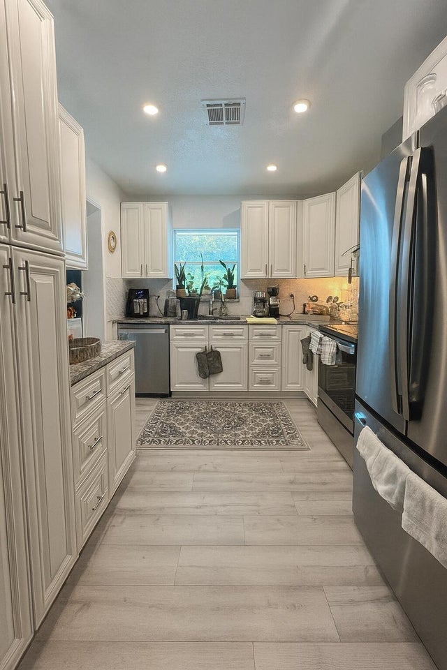 5 of 25 - 2084 Laura Lane, West Palm Beach, FL