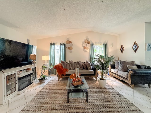 4 of 28 - 4484 Walden Circle, Lake Worth, FL