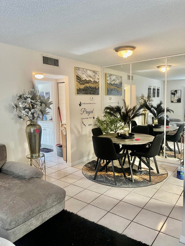 4 of 8 - 205 Ne 3rd Street #110, Boynton Beach, FL