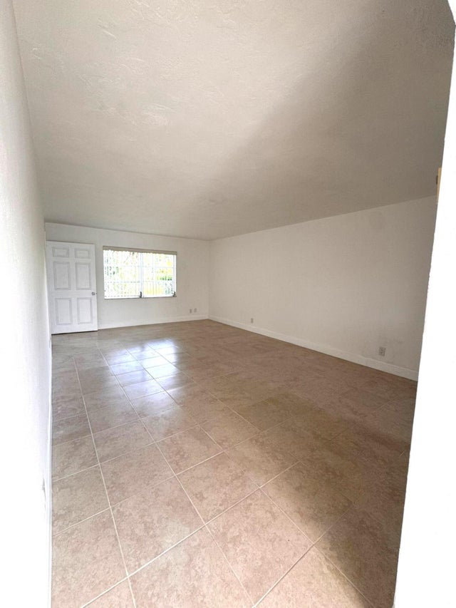 5 of 31 - 141 West Court, Royal Palm Beach, FL