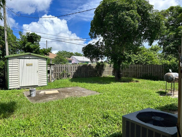 4 of 6 - 840 W 2nd Street, Riviera Beach, FL