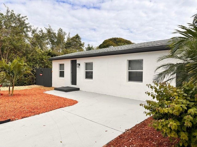 2 of 17 - 1152 Sunset Road, West Palm Beach, FL