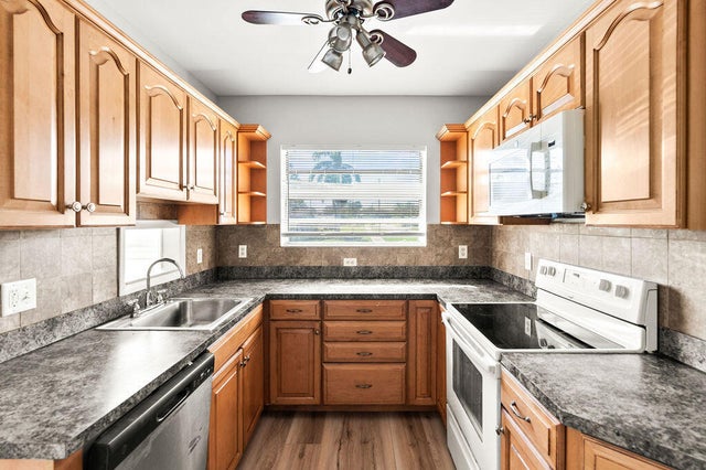 4 of 21 - 137 Hawthorne Drive, Lake Park, FL